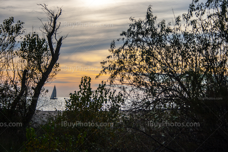 Voilier sur mer au coucher de soleil