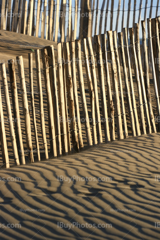 Ganivelles, clôture en bois pour protéger dunes de sable en Méditerranée