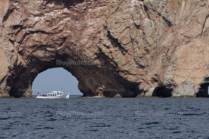 Bateau devant rocher Percé en Gaspésie au Québec