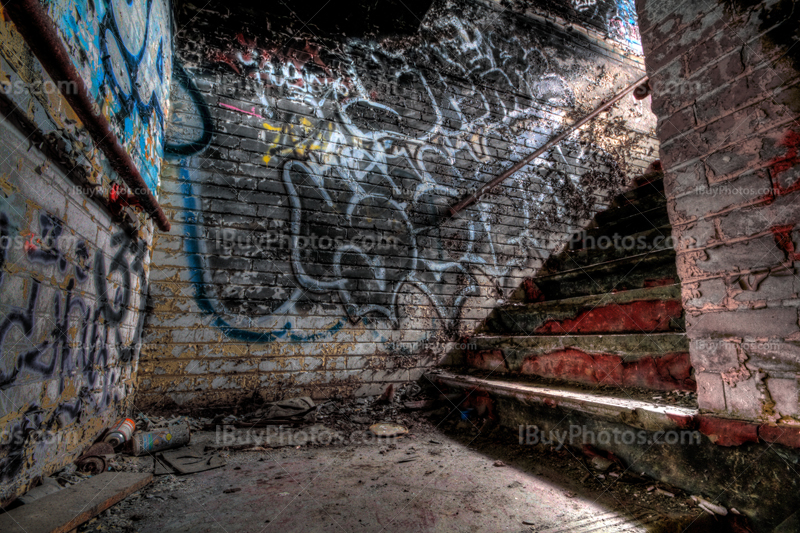 Cage d'escaliers avec marches et lumière sur le mur avec graffiti, HDR