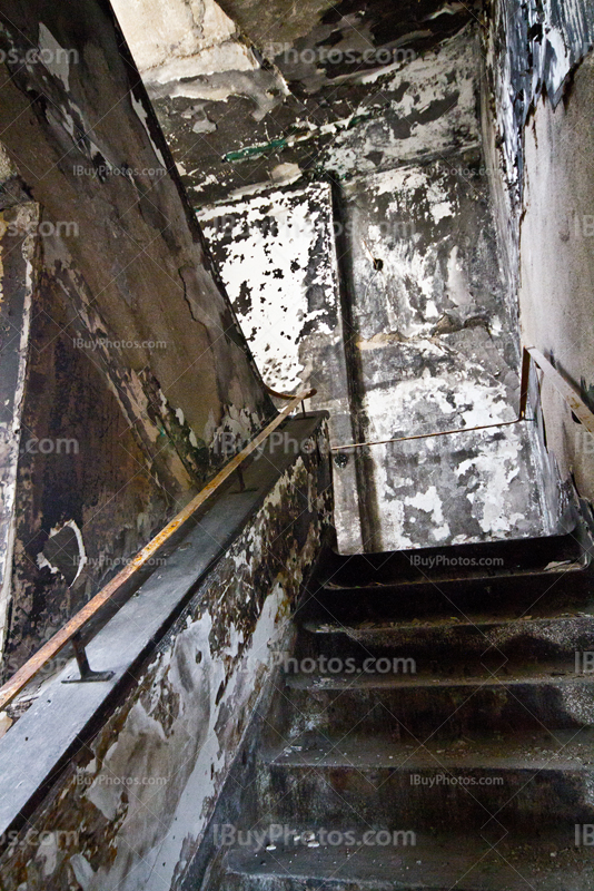 Escaliers avec peinture qui pèle sur murs de bâtiment abandonné