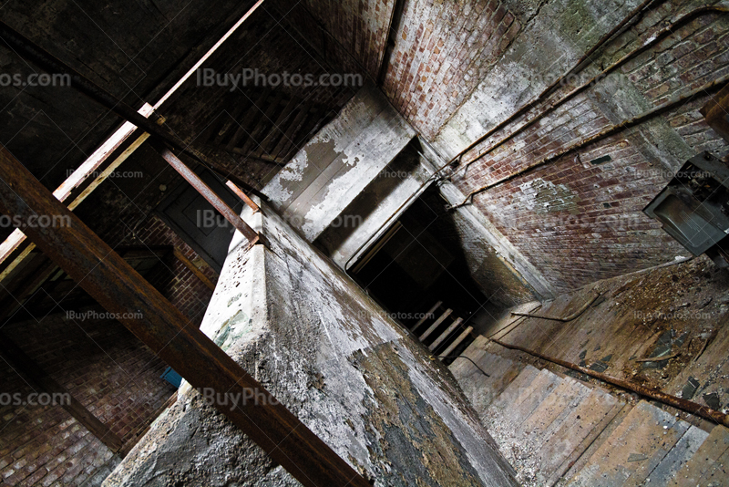 Escaliers dans bâtiment abandonné avec des murs de briques
