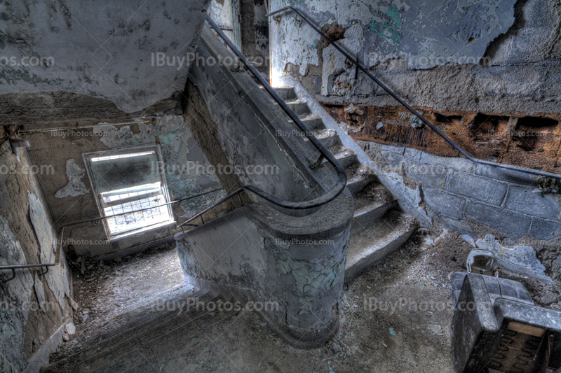 Photographie HDR escaliers dans maison abandonnée avec murs fissurés