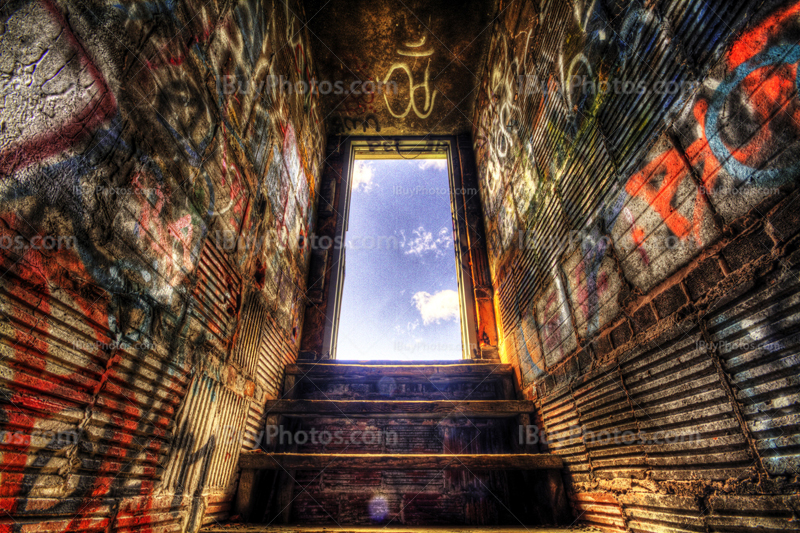 Photo HDR escaliers et porte donnant sur le ciel, graffiti sur les murs du bâtiment