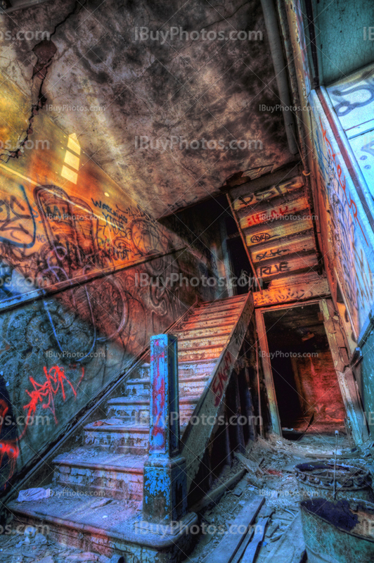 Escaliers dans maison abandonnée avec graffiti sur les murs, photo HDR