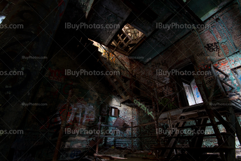Escaliers en ruines dans usine abandonnée, technique du lightpainting