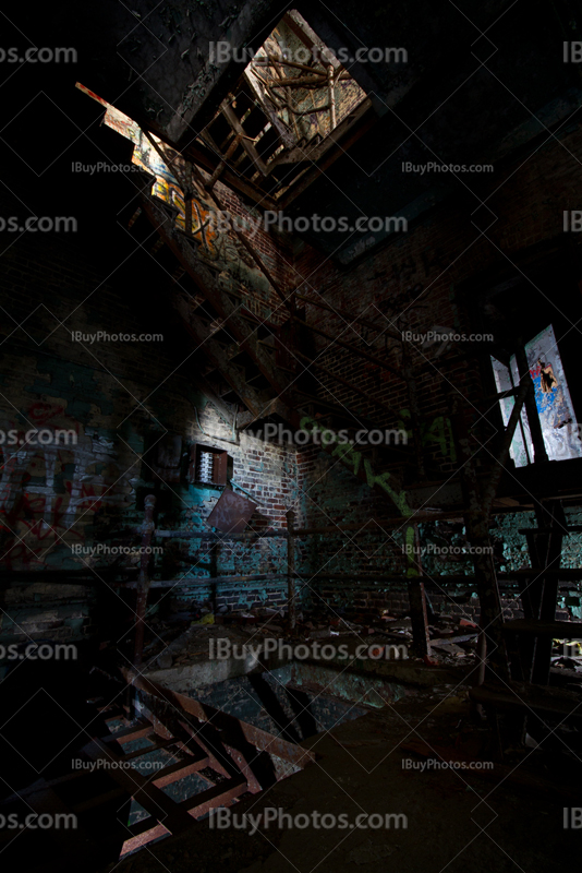 Escaliers rouillés avec des graffiti dans usine désaffectée, lightpainting