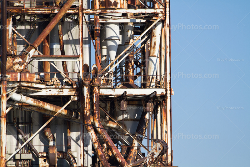 Structure rouillée d'une tour d'usine abandonnée