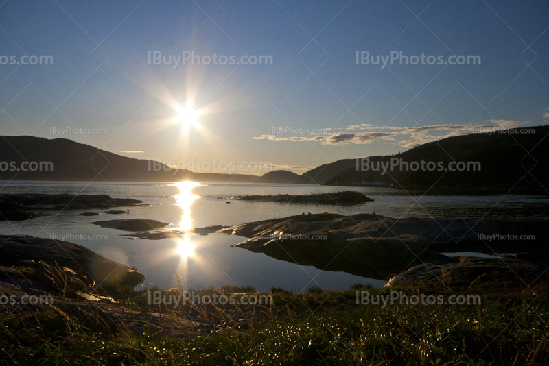 Soleil brille sur la baie de Tadoussac et le fleuve su Saint Laurent
