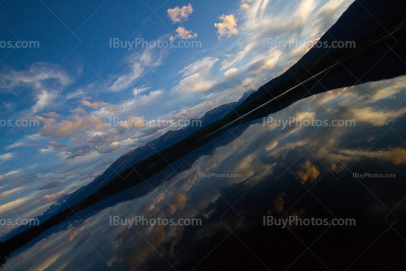 Reflet des nuages au coucher du soleil au lac Pyramid, parc National de Jasper, Canada