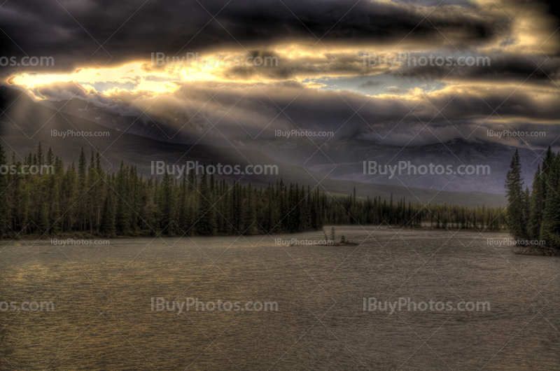 Rayons de soleil sur rivière en HDR, Athabasca, Alberta