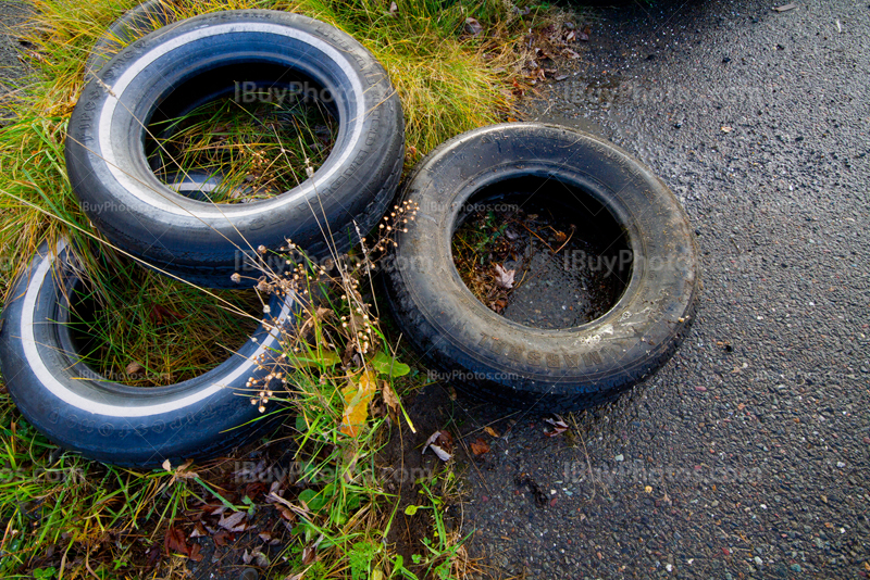 Pneus sur asphalte et dans herbe