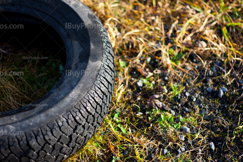 Gros plan de pneu sur herbe au soleil