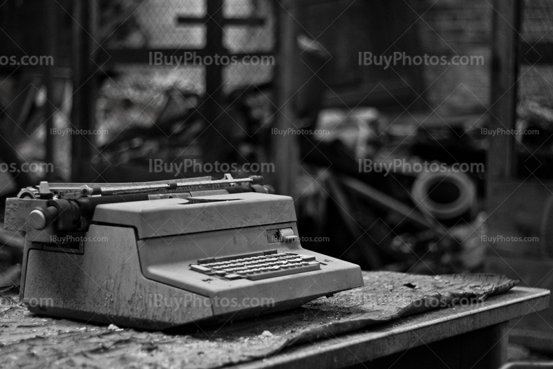 Vieille machine à écrire sur un bureau, photo noir et blanc