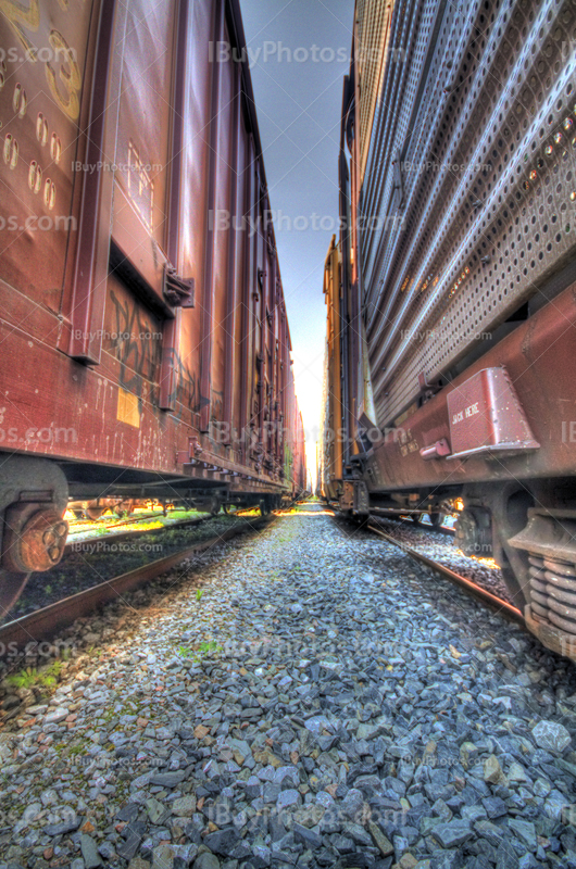 Wagons de train sur rails avec des graviers, photo HDR en perspective