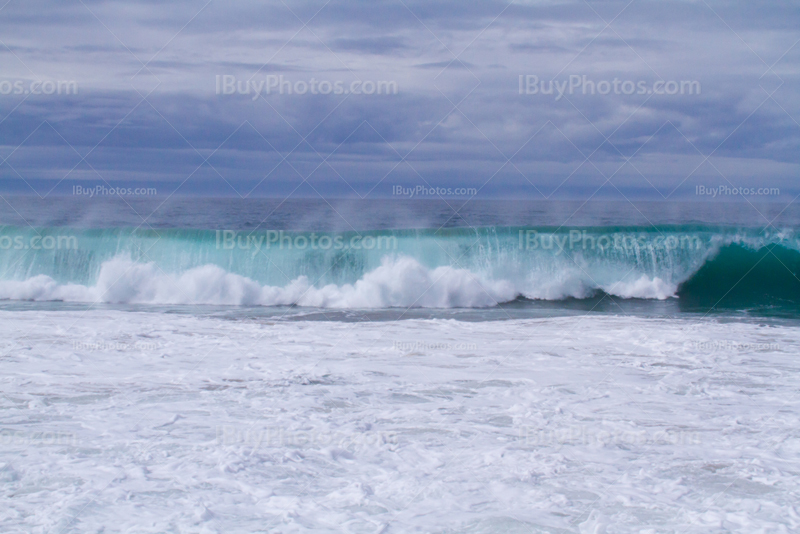 Vagues du Pacifique en California, océan et ciel nuageux