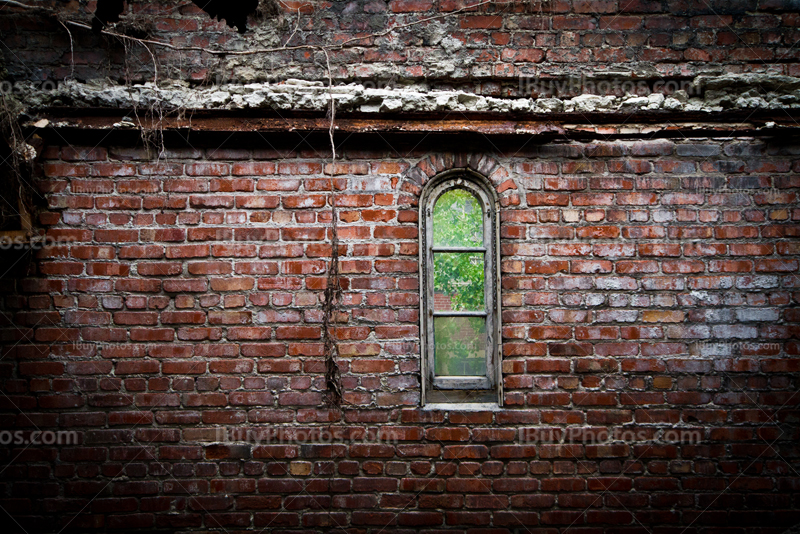 Vieille fenêtre sur mur de briques en ruines