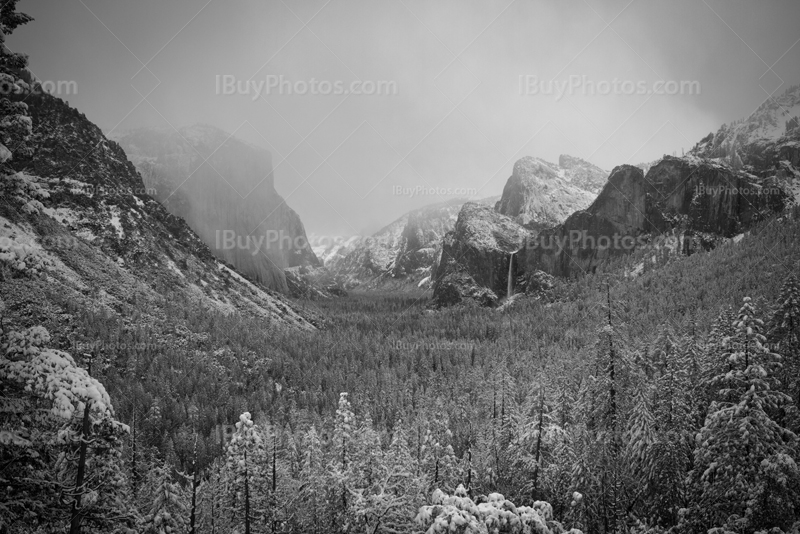 Tunnel view en hiver au parc Yosemite, Californie, photo noir et blanc