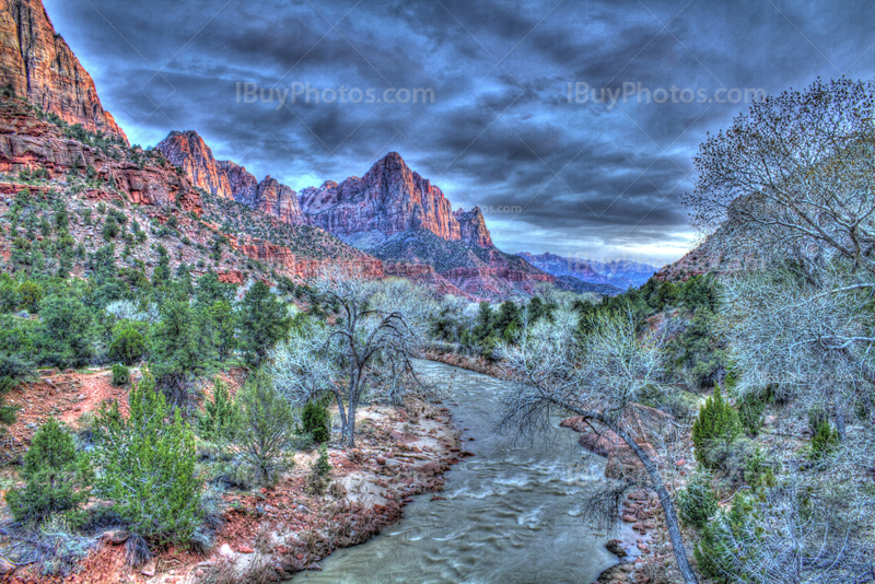 Parc de Zion HDR la rivière North Fork Virginr, montagnes et ciel