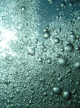 Photo sous l'eau avec bulles d'air remontant à la surface