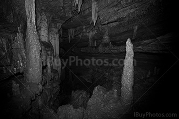 Grotte avec stalactites et stalagmites sur photo en noir et blanc