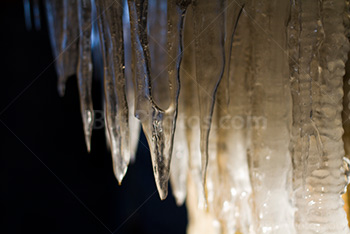 Lumière du soleil stalactites de glace