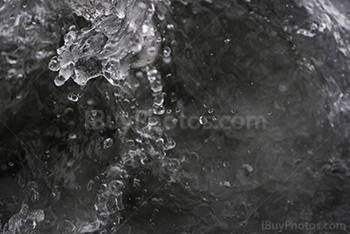 Photo impact sur glace et eau en noir et blanc