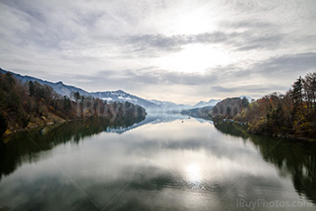 Lac de Gruyère avec montagnes suisses