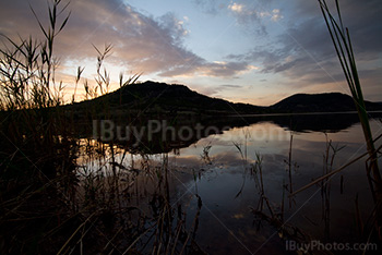 Coucher de soleil au lac du Salagou avec roseaux et nuages