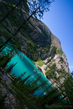 Eaux turquoises du lac Agnes dans parc de Banff, Alberta