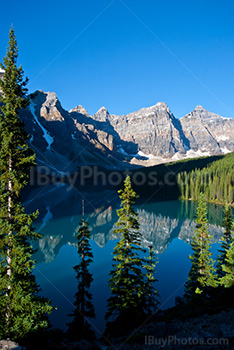 Lac Moraine, montagnes et eaux turquoises au Canada, parc de Banff, Alberta