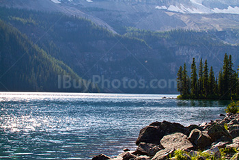 Reflets de soleil sur lac Boom en Alberta, parc de Banff