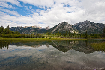 Reflet des montagnes dans eau du lac au Canada, Montagnes Rocheuses