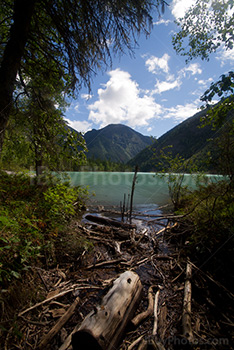 Lac Kinney dans parc Robson en Colombie Britannique