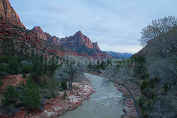 Mnotagnes au parc de Zion avec la rivière North Fork Virgin