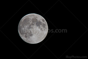 Pleine Lune avec cratère sur sa surface