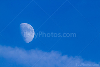 Lune dans ciel bleu avec nuages