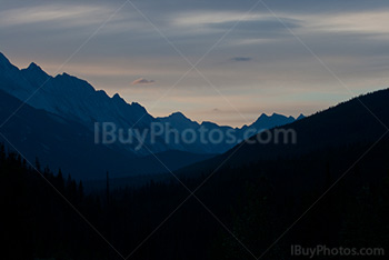 Silouhettes de montagnes au coucher de soleil dans les Rocheuses canadiennes