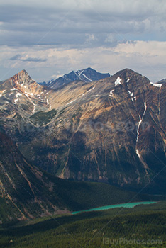 Montagnes et eaux turquoises au Canada, lac Cavell et Chak peak, parc Jasper