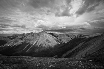 Sommets de montagnes sous les nuages, photo noir et blanc