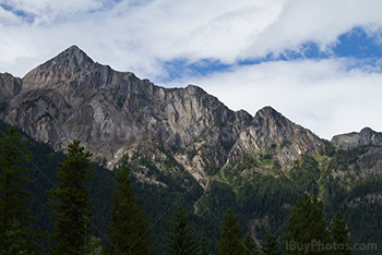 Montagnes et forêts au Canada, montagne Campion dans parc du Mont Robson