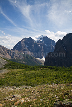 Montagne Mont Temple dans les Rocheuses, au parc national de Banff