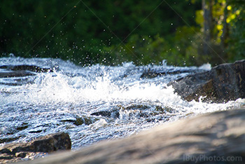 Rivière avec rochers au parc de La Mauricie 