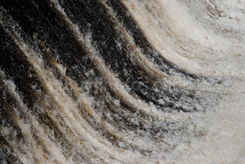 Chute d'eau en rivière avec du courant