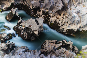 Torrent de rivère dans la roche, longue exposition