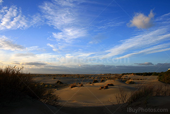 Plage de l'Espiguette dans le Sud de la France, avec dunes de sable et ciel bleu