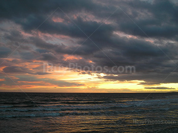 Coucher de Soleil en Méditerranée, mer avec des vagues et ciel orageux