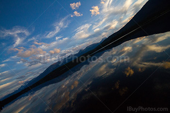 Reflet des nuages au coucher du soleil au lac Pyramid, parc National de Jasper, Canada