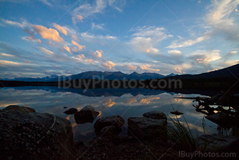 Coucher de soleil sur lac Pyramid, parc de Jasper, Alberta