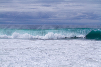 Vagues du Pacifique en California, océan et ciel nuageux